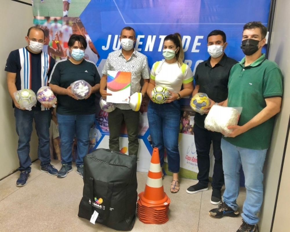 Campo Alegre recebe artigos esportivos e assina termo para participar de competição estadual