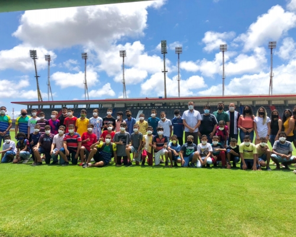 Jovens atletas da escolinha SEMEL participam de visita ao Estádio Rei Pelé em Maceió 
