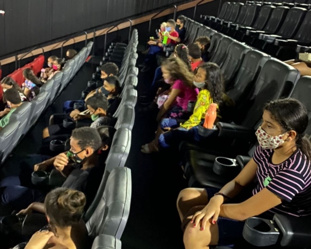 Crianças atendidas no Projeto Fortalecendo Laços participam de sessão de cinema 
