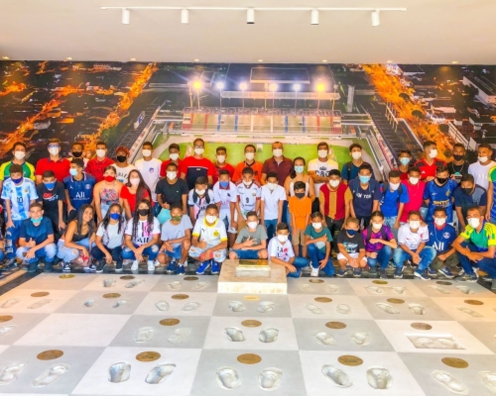Jovens atletas da escolinha SEMEL Luziápolis participam de visita ao Estádio Rei Pelé 