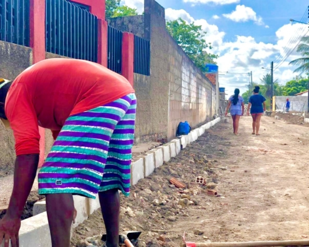 Prefeitura iniciou a pavimentação da Rua Manoel Fortunato Melo no Bairro Pimenteira
