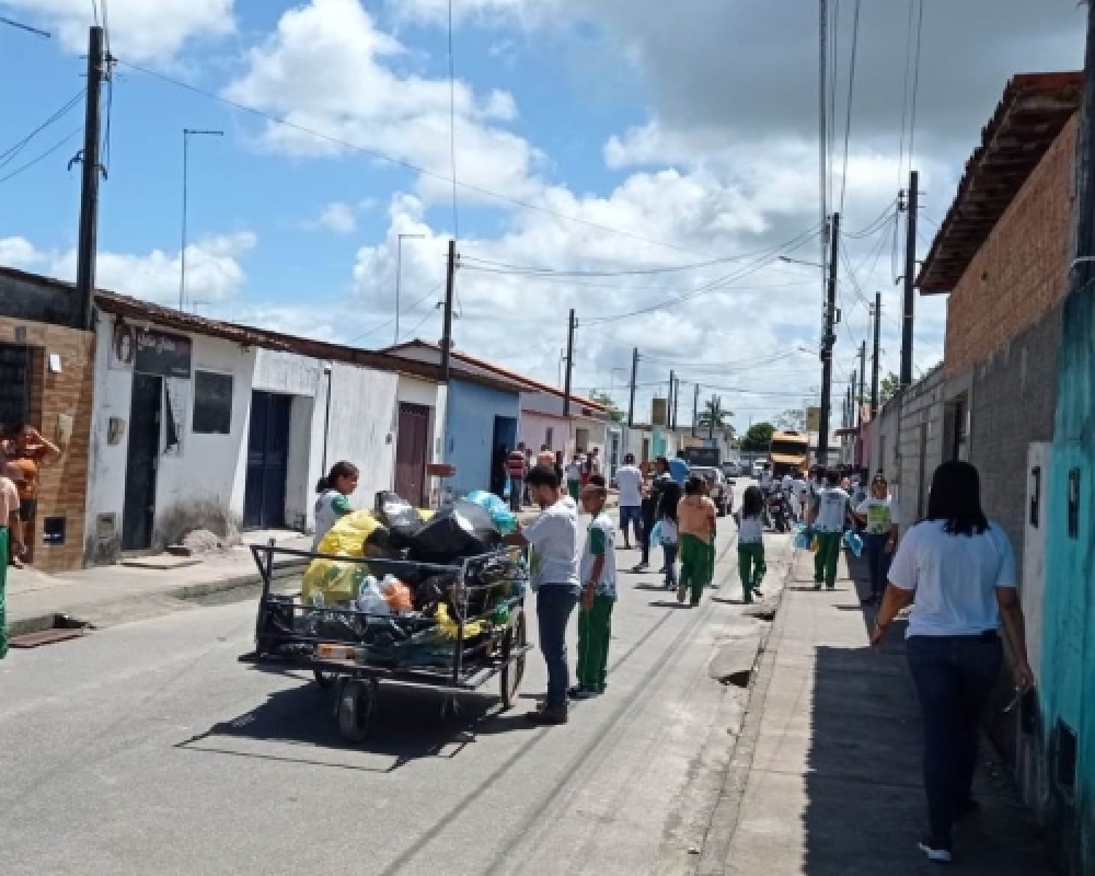 Estudantes mobilizam a comunidade para o descarte adequado dos Resíduos Sólidos e óleo de cozinha