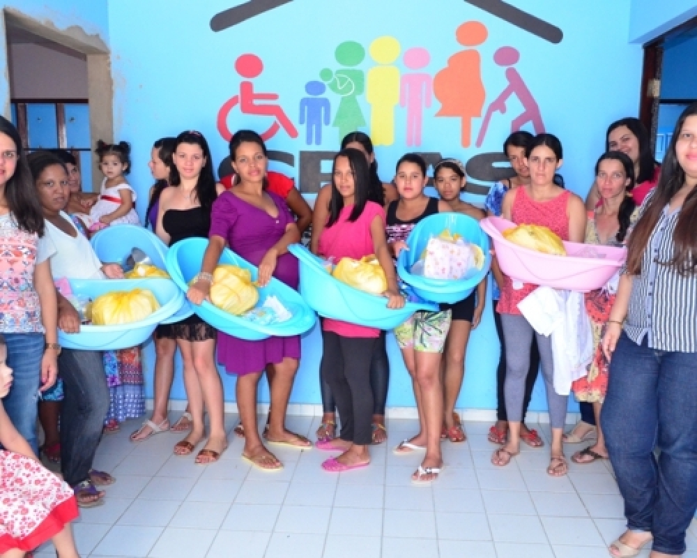 Gestantes assistidas pelo CRAS participam do encerramento de atividades e recebem kits de enxovais