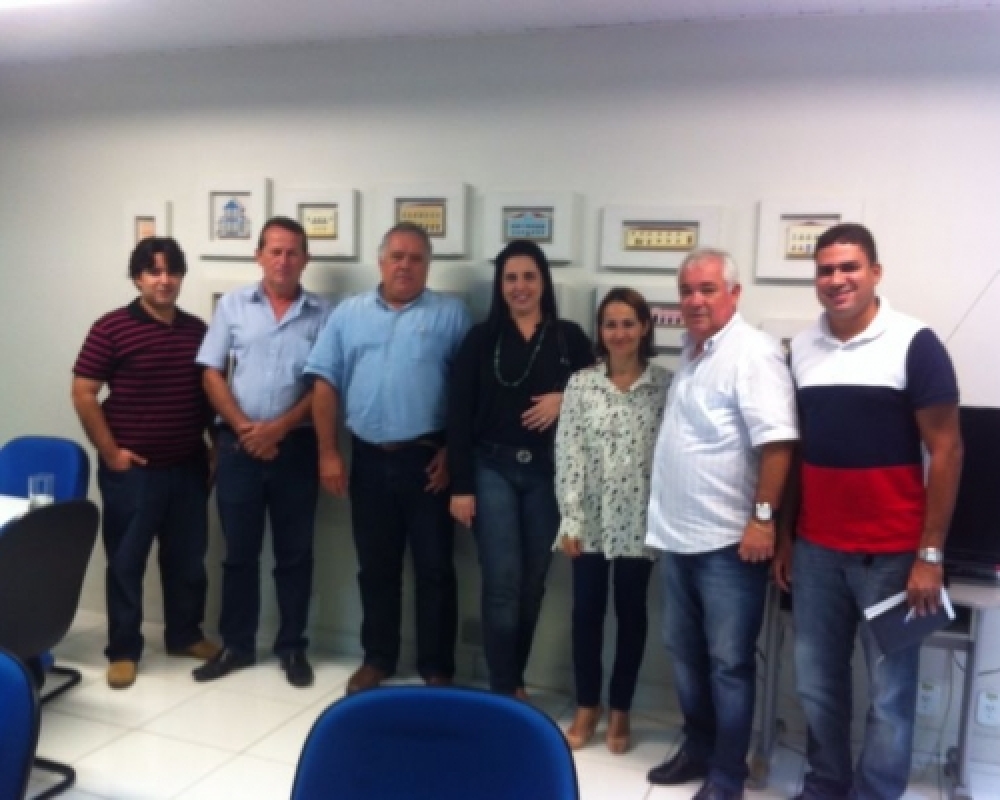 Prefeita e representantes de Campo Alegre participam de reunião na Codevasf
