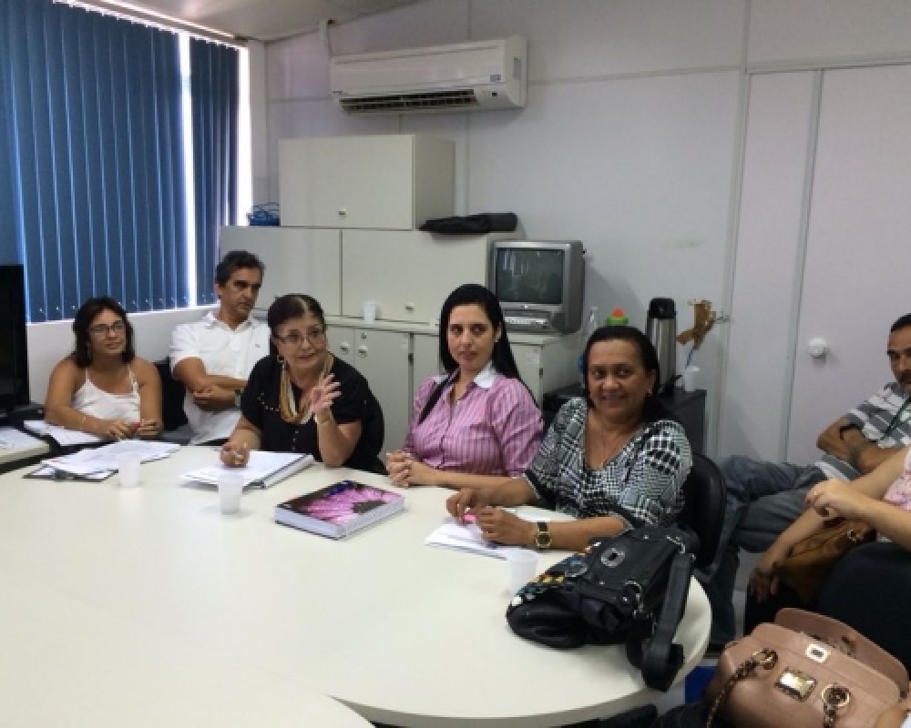 Prefeita Pauline Pereira e secretária de saúde participam de reunião no LACEN 