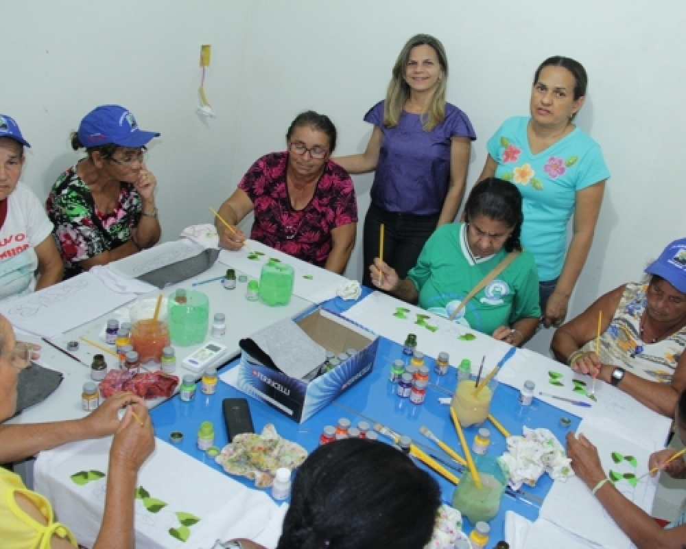Secretaria da Mulher promove curso de pintura para o grupo de idosas