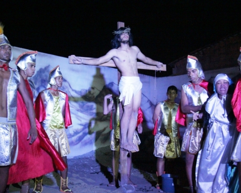 Encenação Paixão de Cristo da Escola Municipal Hildebrando emociona espectadores 