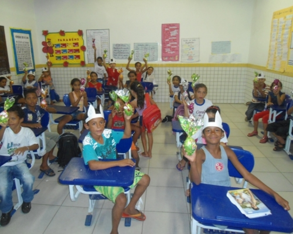Alunos da rede municipal de ensino foram presenteados com bombons e ovos da páscoa 