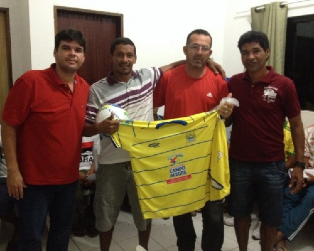 Equipes que disputam campeonato municipal de futebol recebem novos uniformes