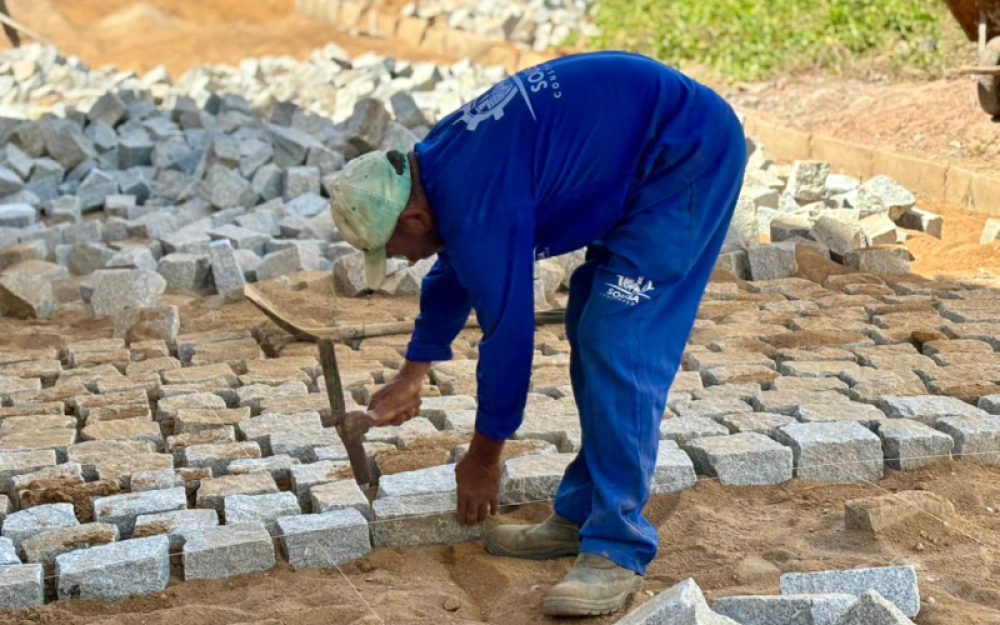 Avançam as obras de pavimentação da Rua Manoel Dantas no Povoado Chã da Imbira