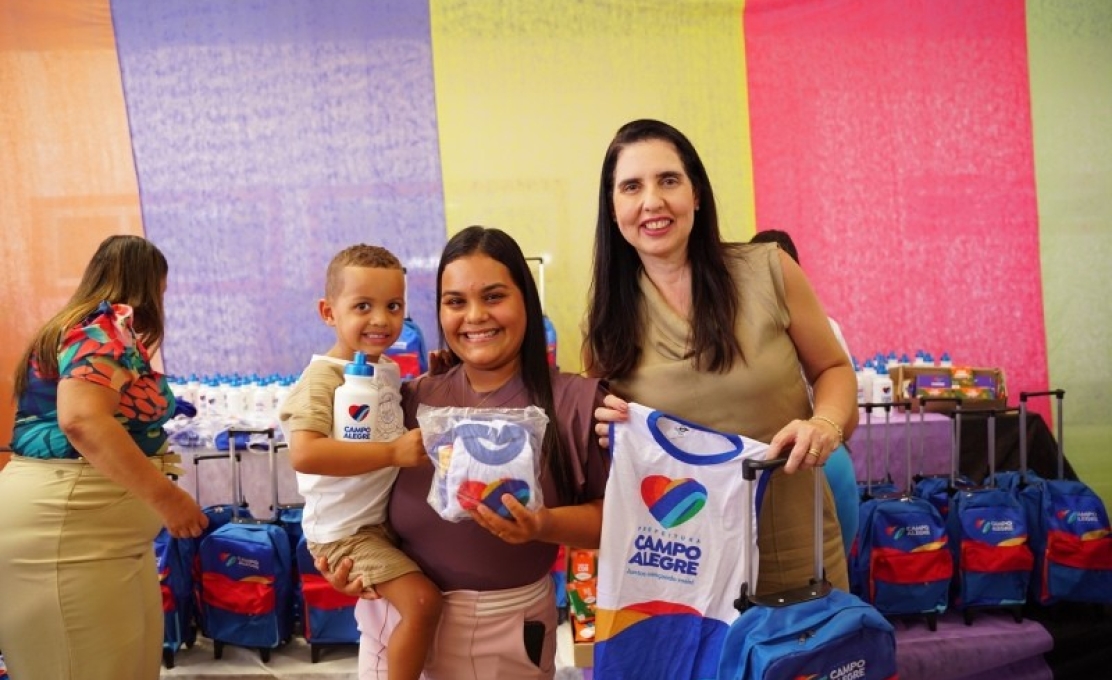 Prefeita Pauline Pereira da continuidade as entregas de 12 mil uniformes e kits escolares para ...