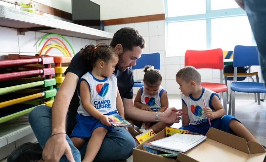 Prefeitura de Campo Alegre avança nas entregas dos kits Escolares para estudantes da Rede Muni...