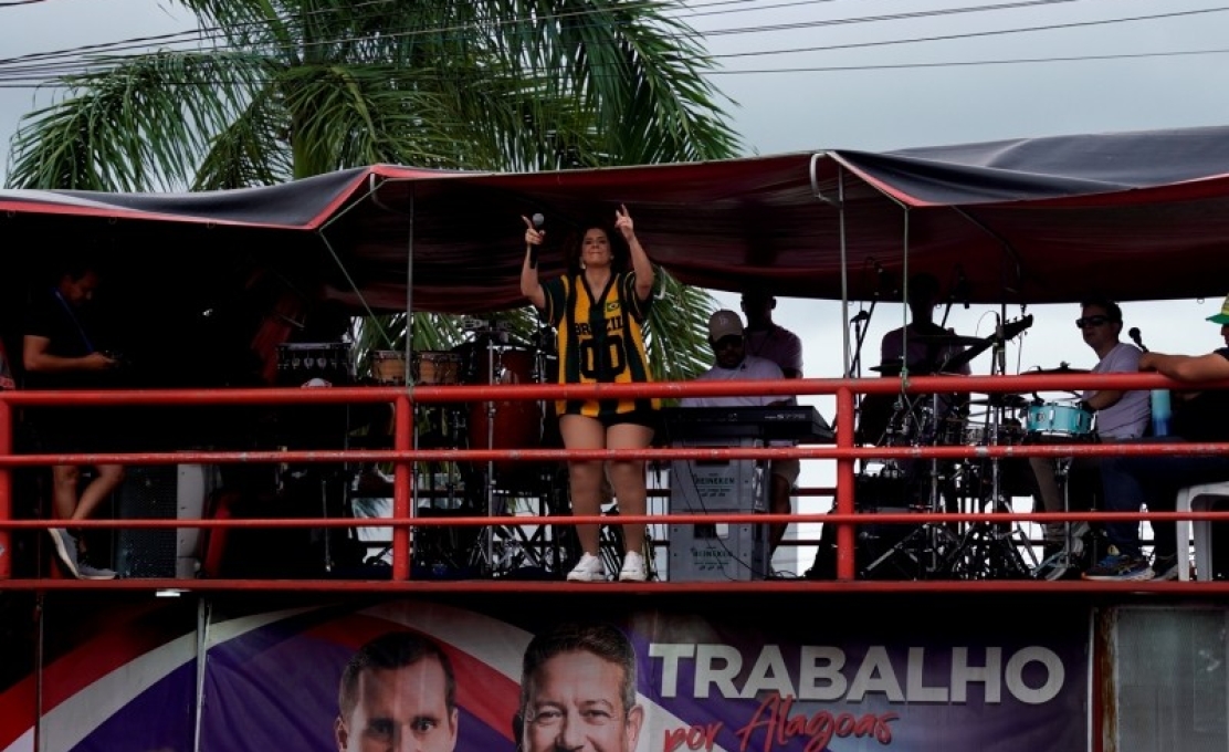 Dona Flô e Pagode do Farra levantaram a multidão nas festividades de 66 anos de Campo Alegre