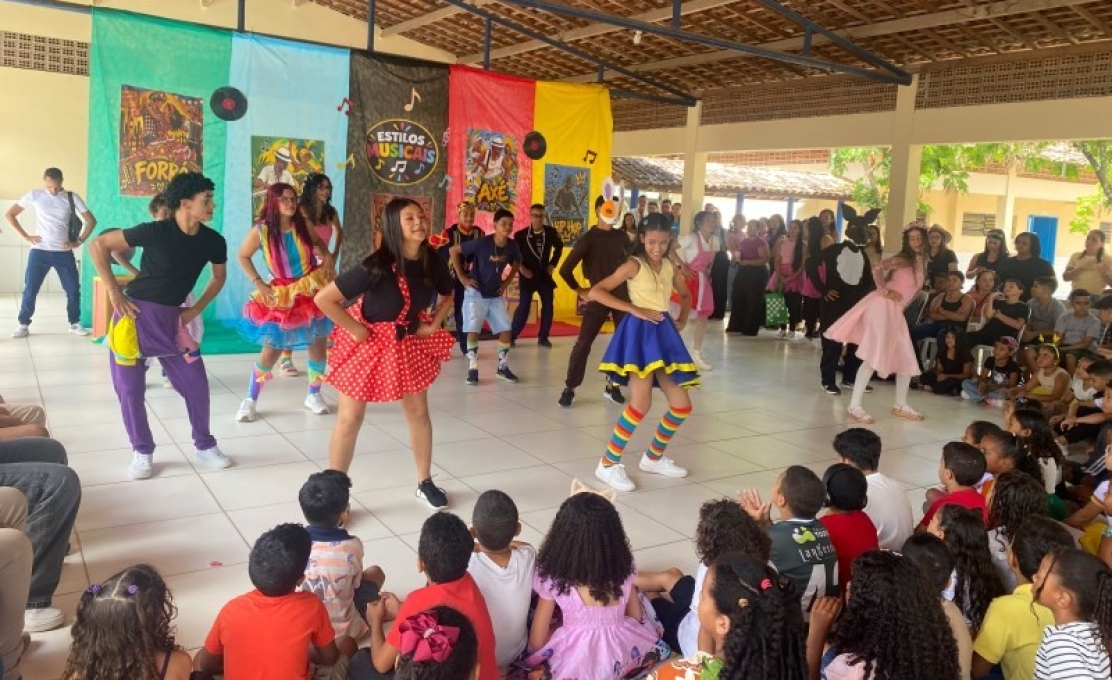 Grupo Contadores de Histórias participa da programaçao da semana das crianças nas instituiç...