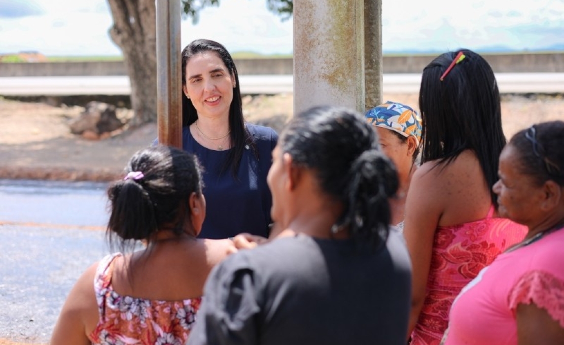Prefeita Pauline Pereira acompanha o início da Pavimentação asfáltica de Ruas no Bairro Bel...