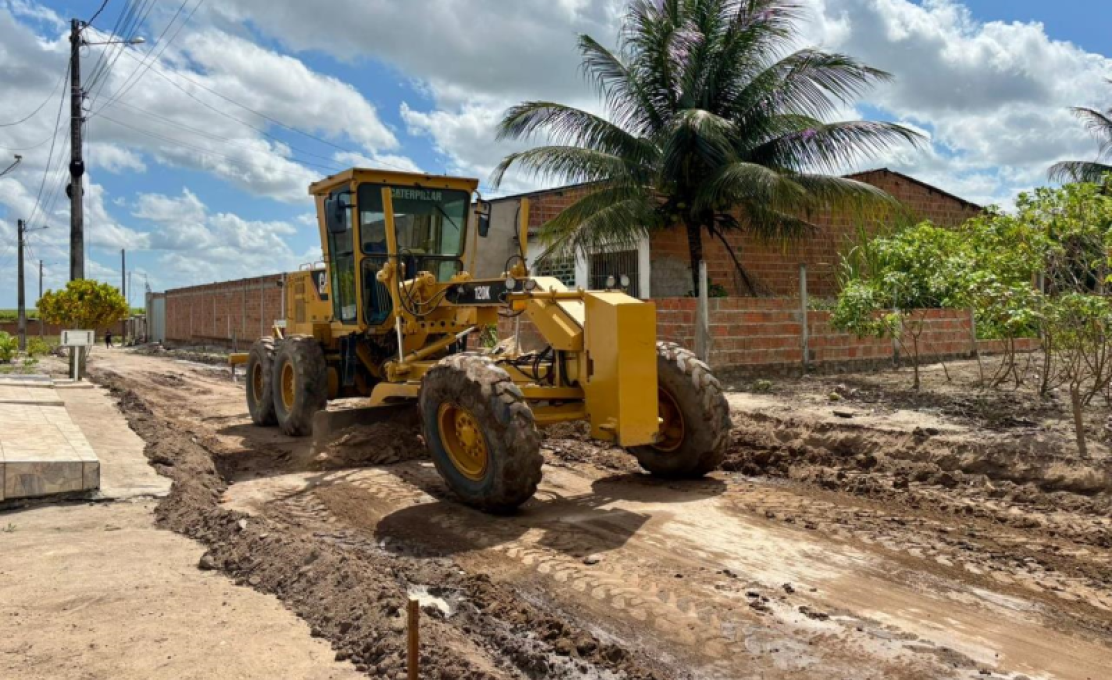 Prefeitura de Campo Alegre inicia a pavimentação da Rua Manoel Dantas no Povoado Chã da Imbi...