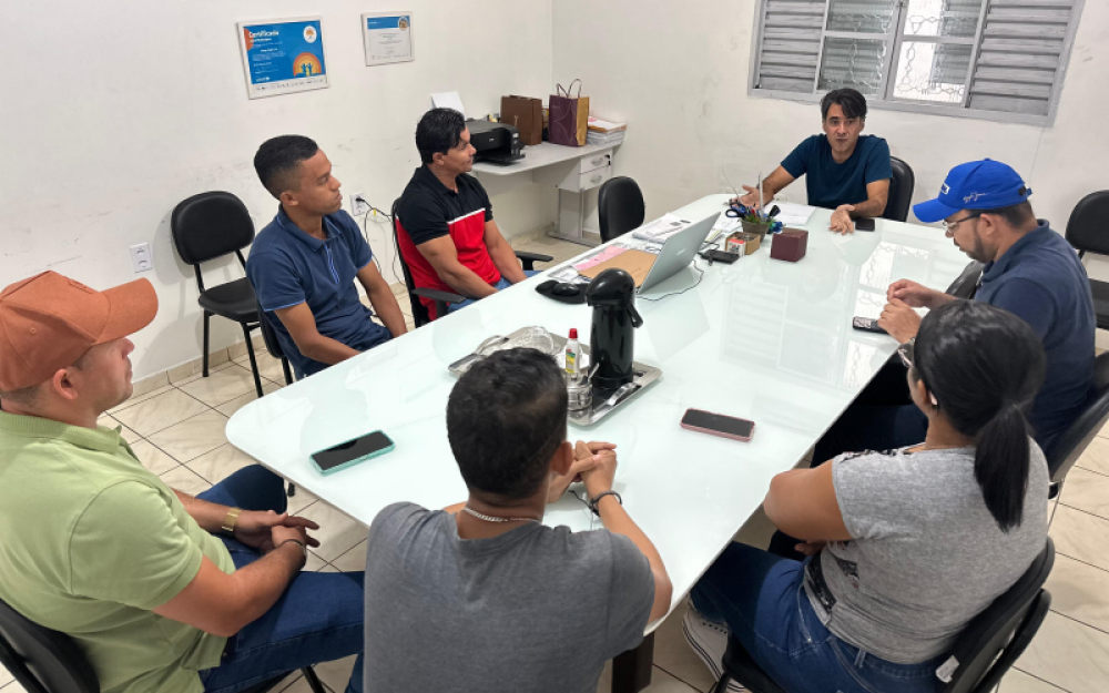 Vice-prefeito Leonardo Monteiro e secretário Márcio José realizam bate papo com cantores locais