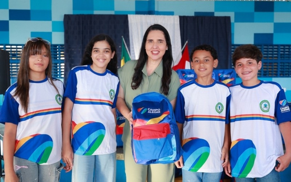 Prefeitura de Campo Alegre inicia entrega novos fardamentos, mochilas e garrafinhas para estudantes da Rede Municipal 