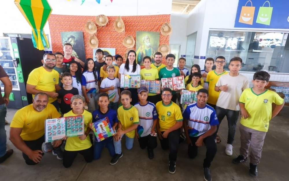 Evento de troca de figurinhas reúne crianças e adolescentes e resgata tradição da Copa em Campo Alegre
