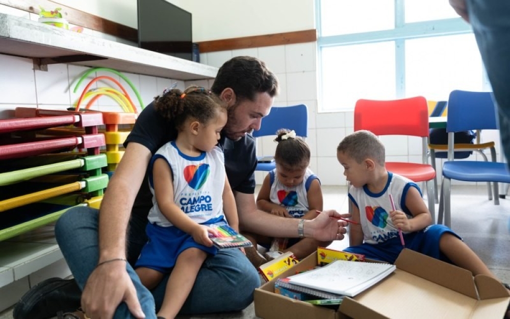 Prefeitura de Campo Alegre avança nas entregas dos kits Escolares para estudantes da Rede Municipal de Ensino