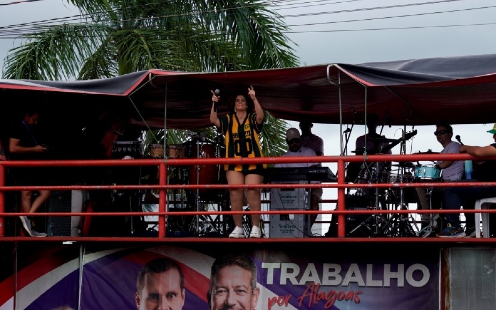 Dona Flô e Pagode do Farra levantaram a multidão nas festividades de 66 anos de Campo Alegre