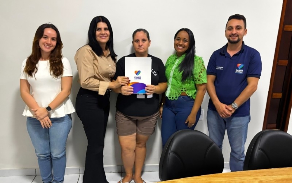 Secretaria de Habitação realiza entrega de documentos de regularização de alvarás de construção em Campo Alegre