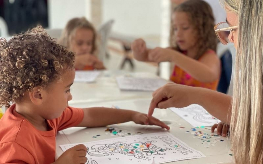 Programa Criança Feliz realizou oficina de arte com o tema do Carnaval 2025