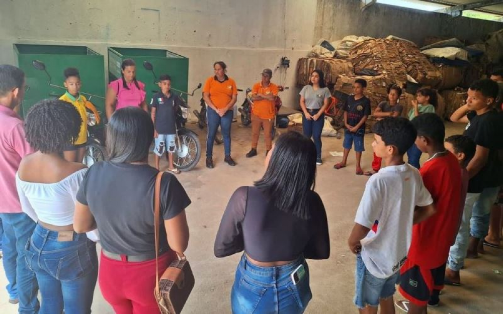 Adolescentes do Serviço de Convivência de Luziápolis realizam visita na sede da COOPECMARCA