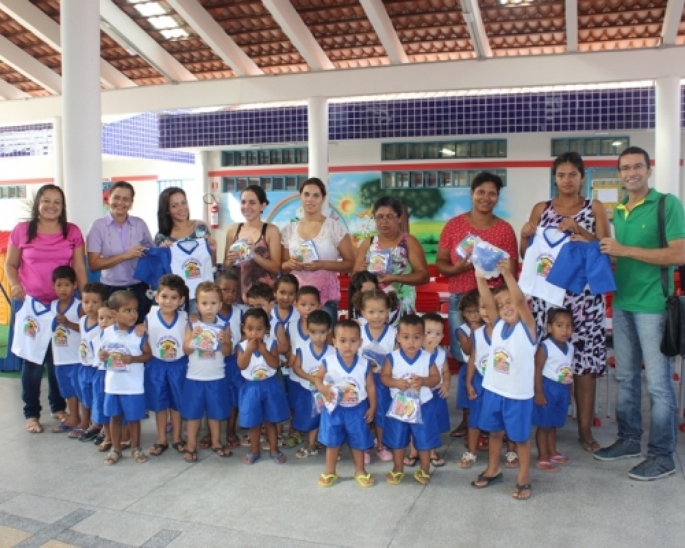 Alunos do Centro de Educação Infantil Lizete Alves recebem novos fardamentos