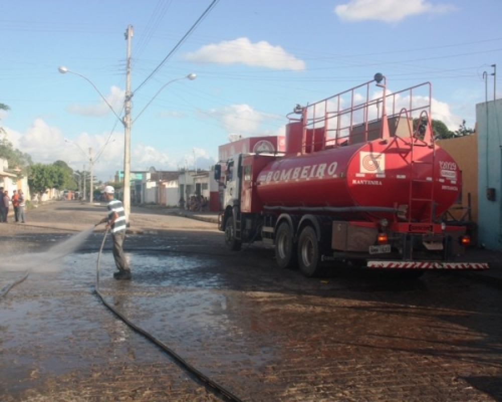 Prefeitura realiza serviço de limpeza das ruas em parceria com a Usina Porto Rico 