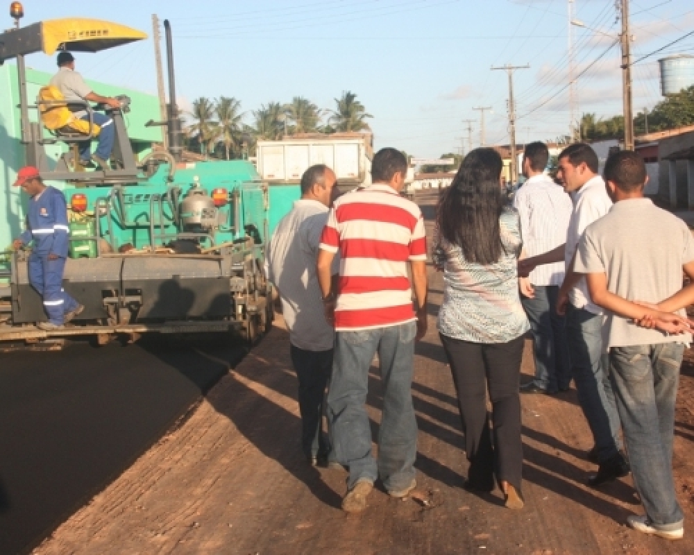 Prefeita Pauline Pereira e deputado Joãozinho Pereira visitam pavimentação do Povoado Chã da Imbira