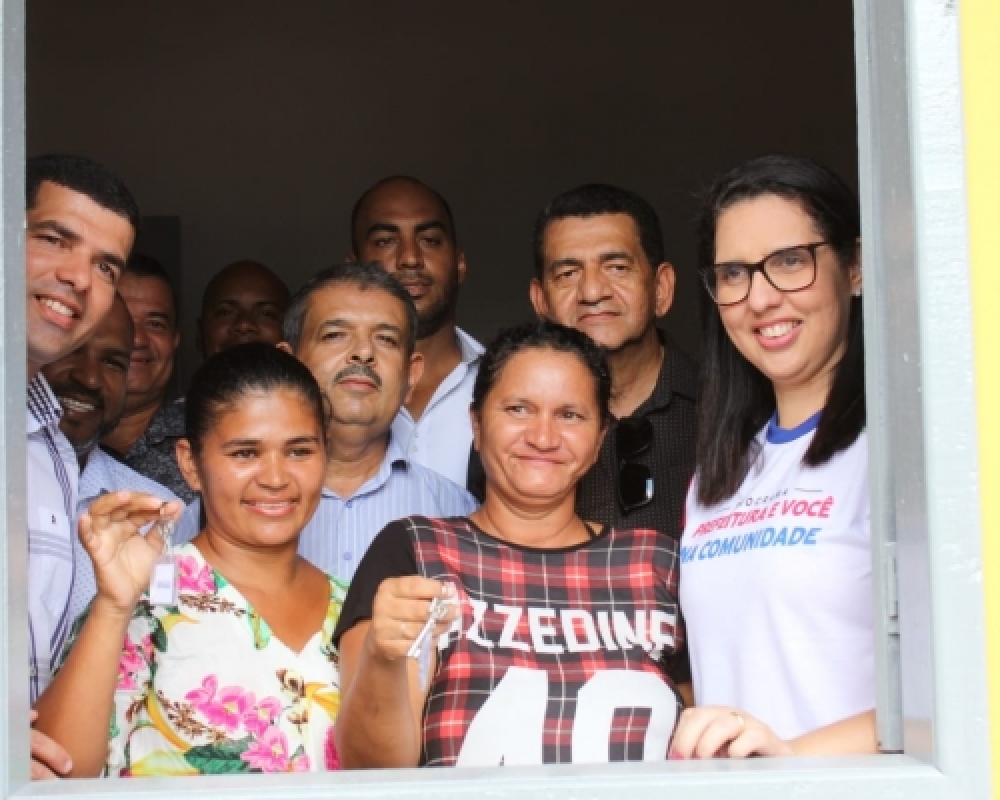 Prefeita Pauline entregou duas casas no Povoado Chã da Imbira pelo Minha Casa Renovada 