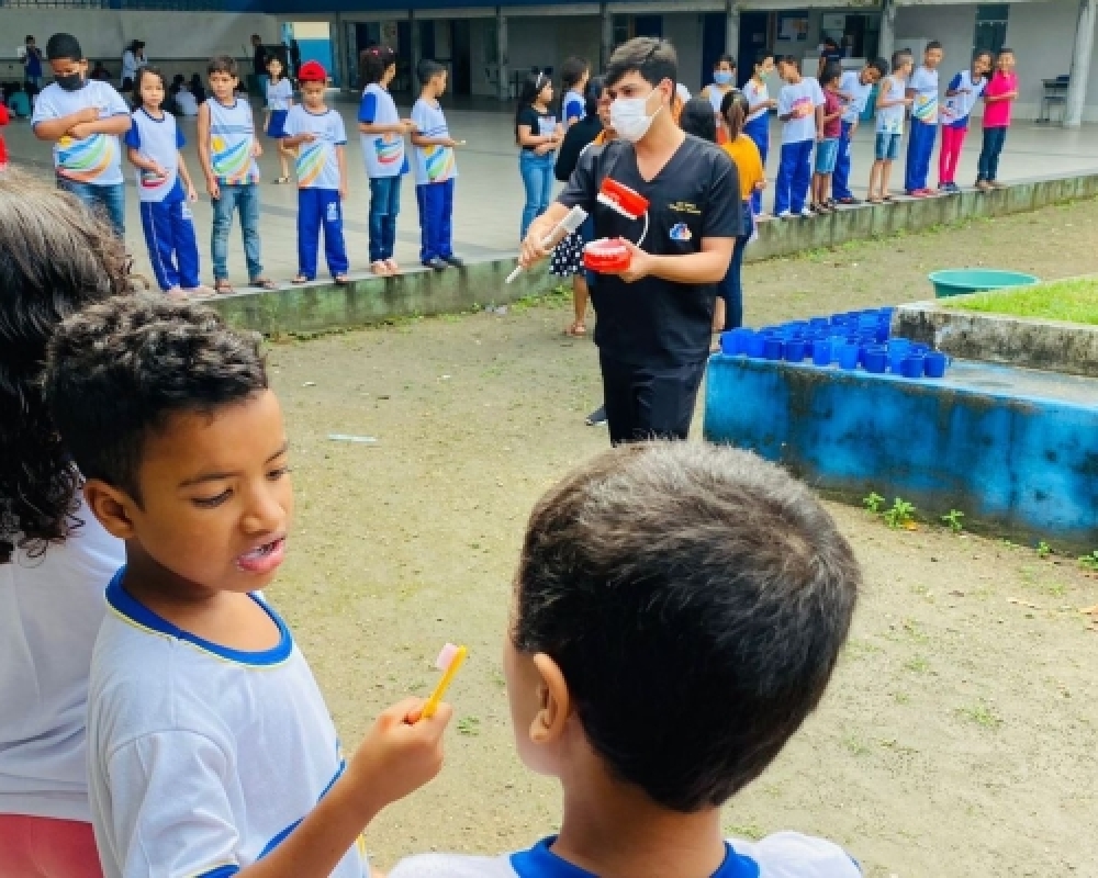 Equipe da UBS José Egídio levou ações de saúde para alunos da Escola Miguel Matias 