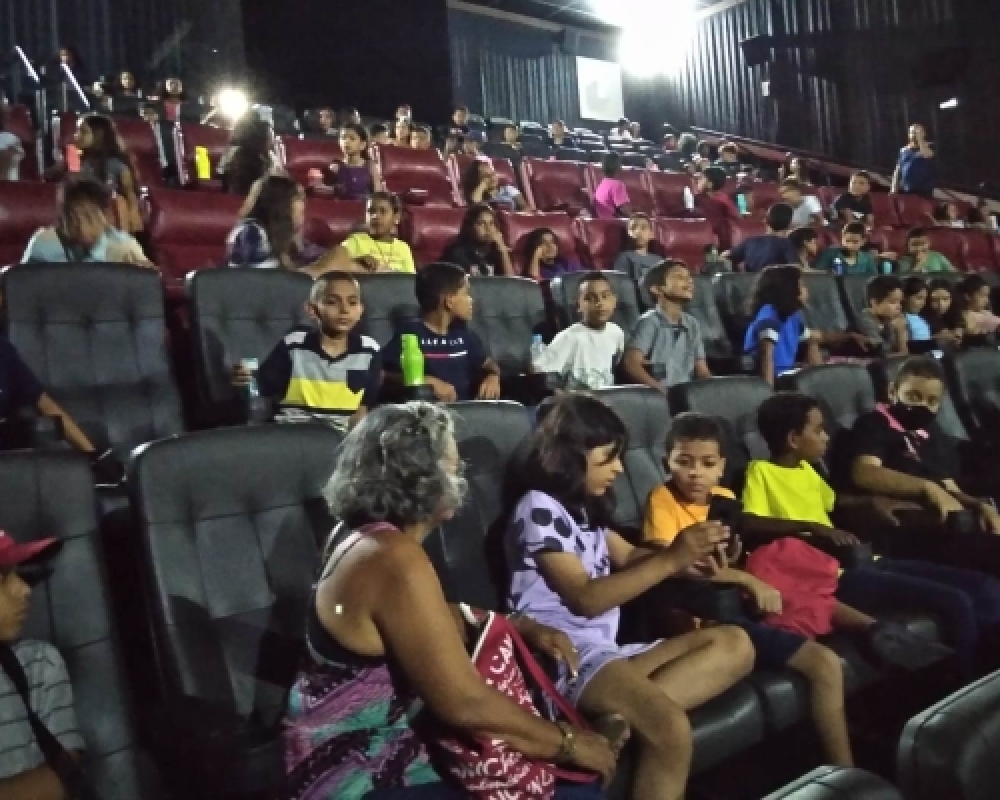 Estudante da Escola Miguel Matias participaram de sessão de cinema no Arapiraca Garden Shopping 
