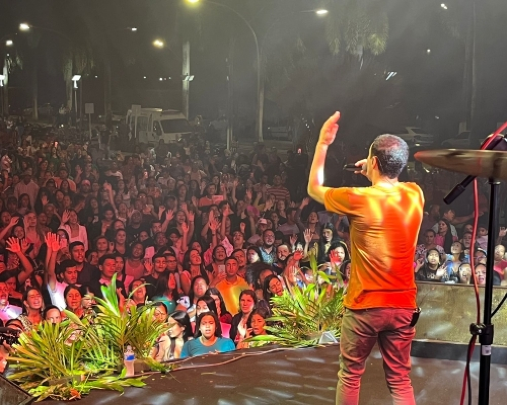 Show com Leandro Borges emociona participantes nas comemorações ao Dia do Evangélico 