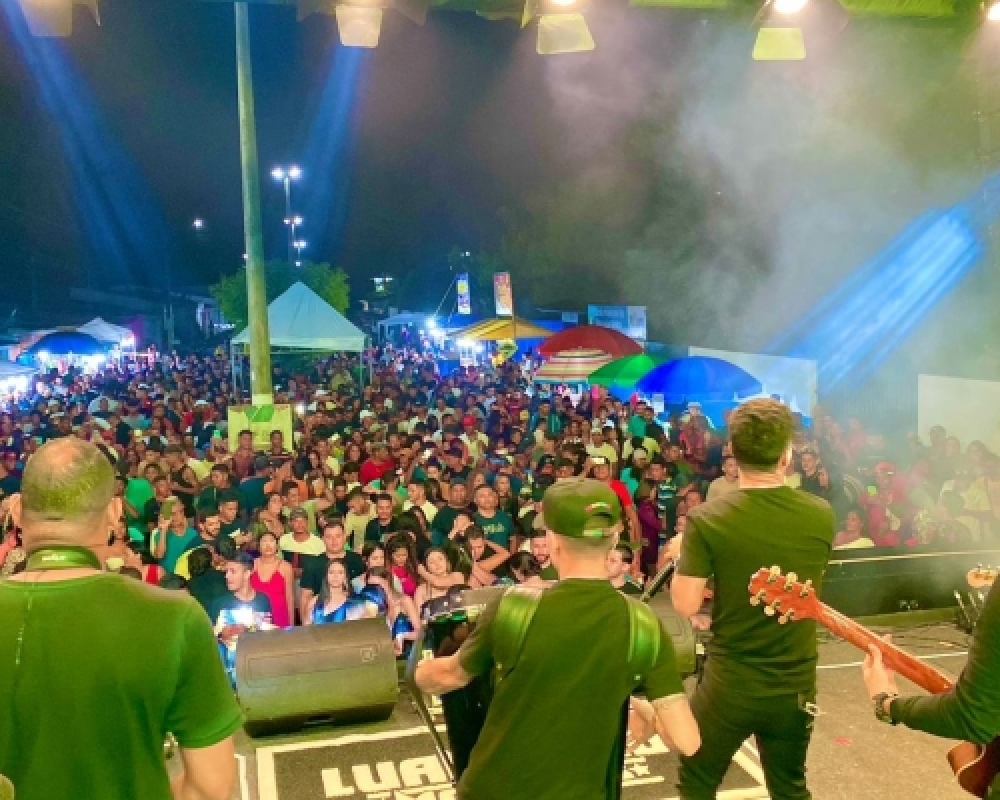 Luanzinho Moraes e a dupla Ana & Vanessa cantaram para uma multidão no Povoado Chã da Imbira 