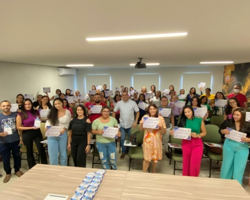 Prefeito Nicolas Pereira participa da entrega de certificados aos estagiários que atuaram na saúde
