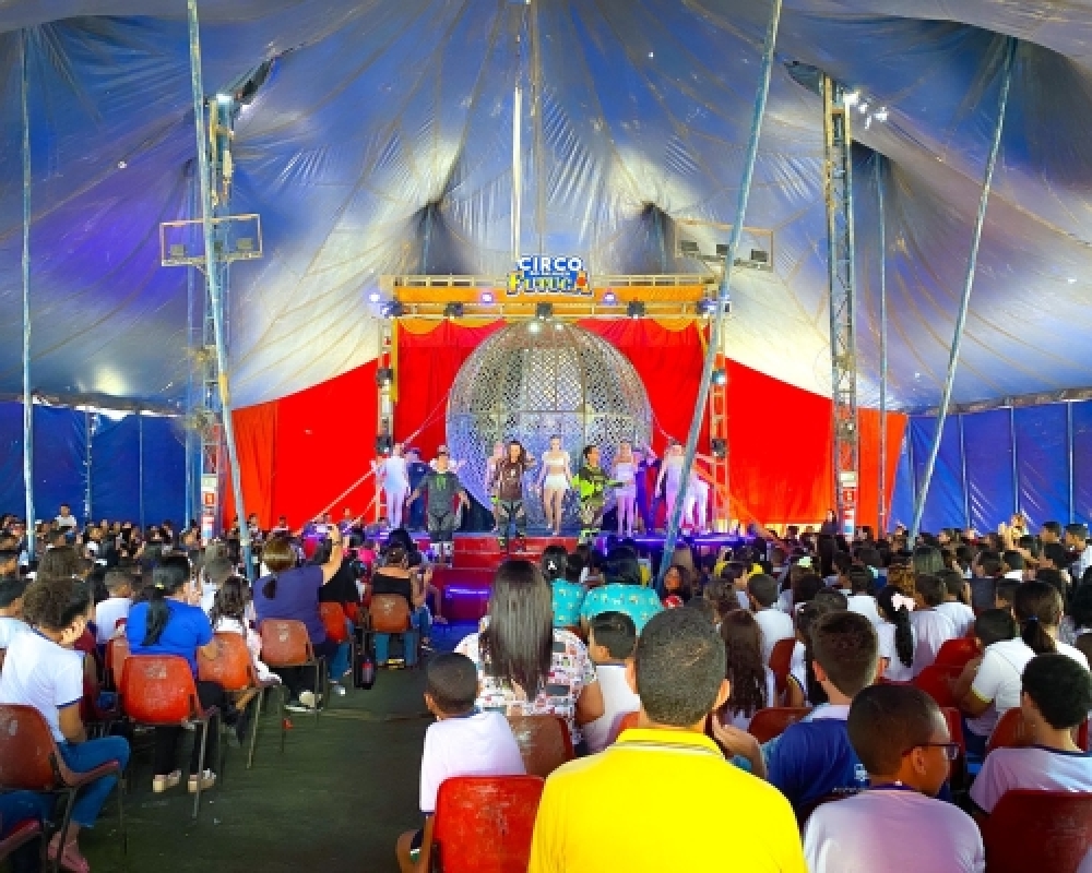 Centenas de Estudantes de Luziápolis participam de espetáculo circense 