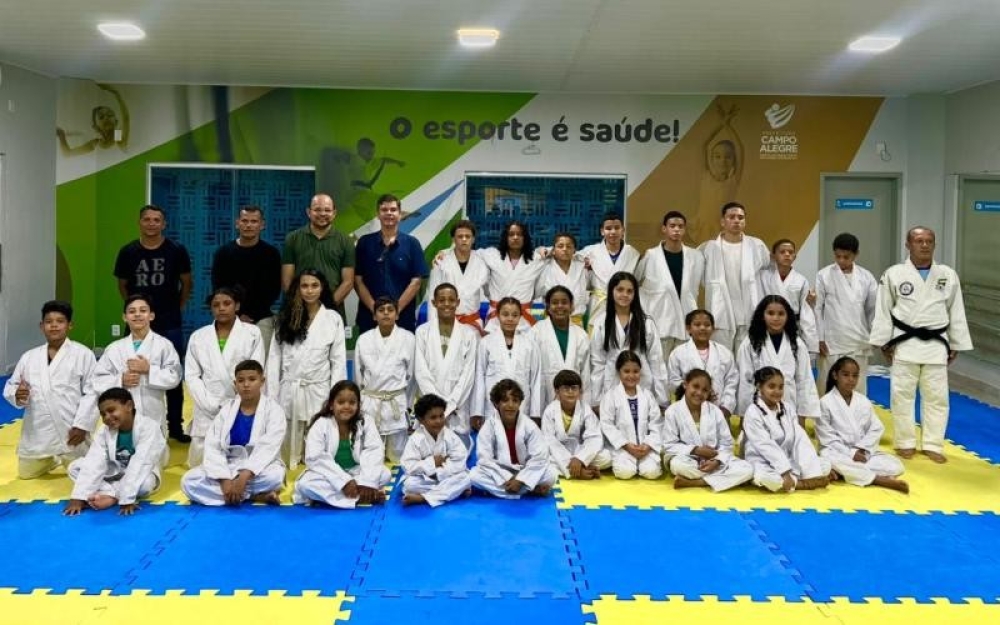 Prefeitura entrega novos kimonos para os alunos do Projeto de Judô de Campo Alegre para suas atividades
