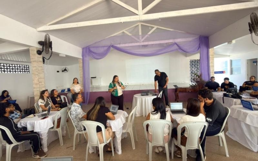 Secretaria Municipal de Educação realiza formação com monitores dos Laboratórios Móveis de Informática