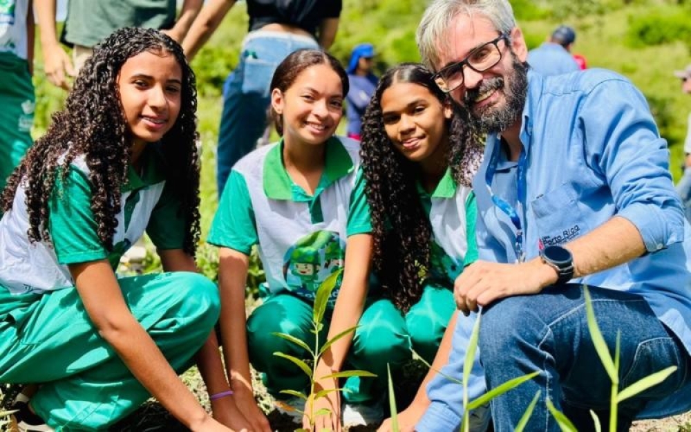 Meio Ambiente: Estudantes da Escola João Fernandes participam do plantio de mudas em parceria com a Usina Porto Rico
