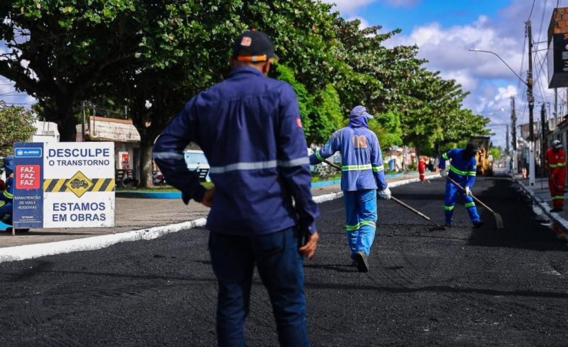 Prefeita Pauline Pereira acompanha o início da Pavimentação asfáltica da Avenida João Fern...
