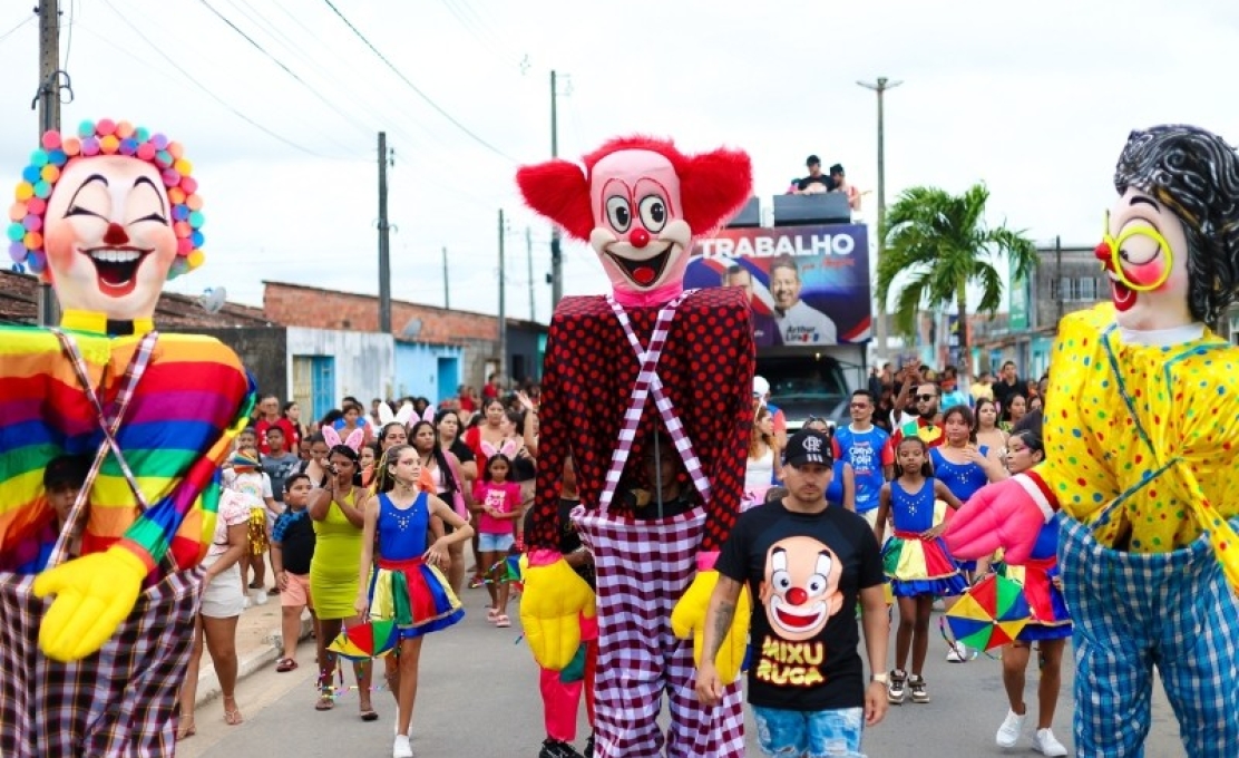 Bloco Infantil Carnafolia Kids 2026 fez a alegria da garotada e das famílias no distrito Luzi�...