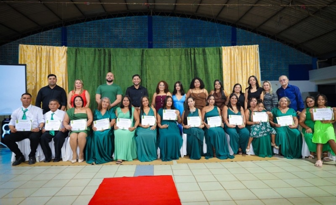 Escola Miguel Matias promoveu mais uma festa de formatura da 9ª fase de Estudantes da Educaça...