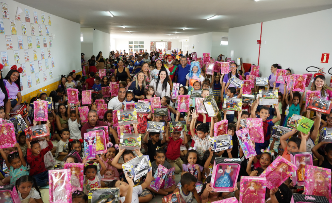 Prefeitura de Campo Alegre realizou a distribuição de 2.500 brinquedos para os alunos da rede...