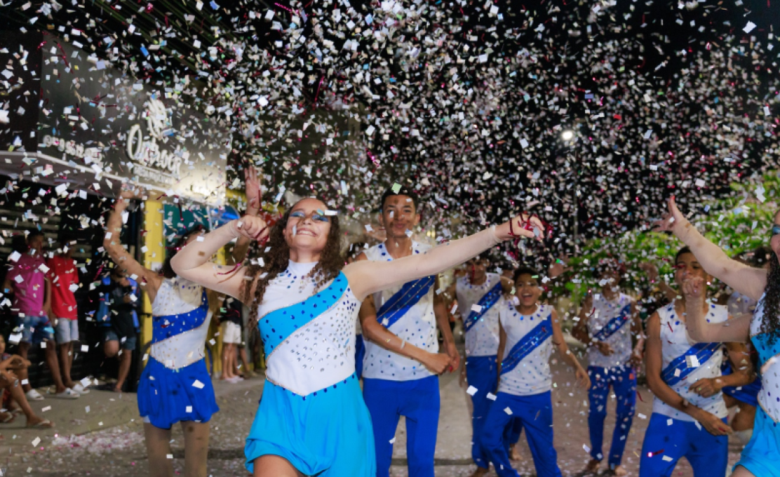 Show de talentos reuniu vários jovens artistas da música e dança na Praça Central de Campo ...