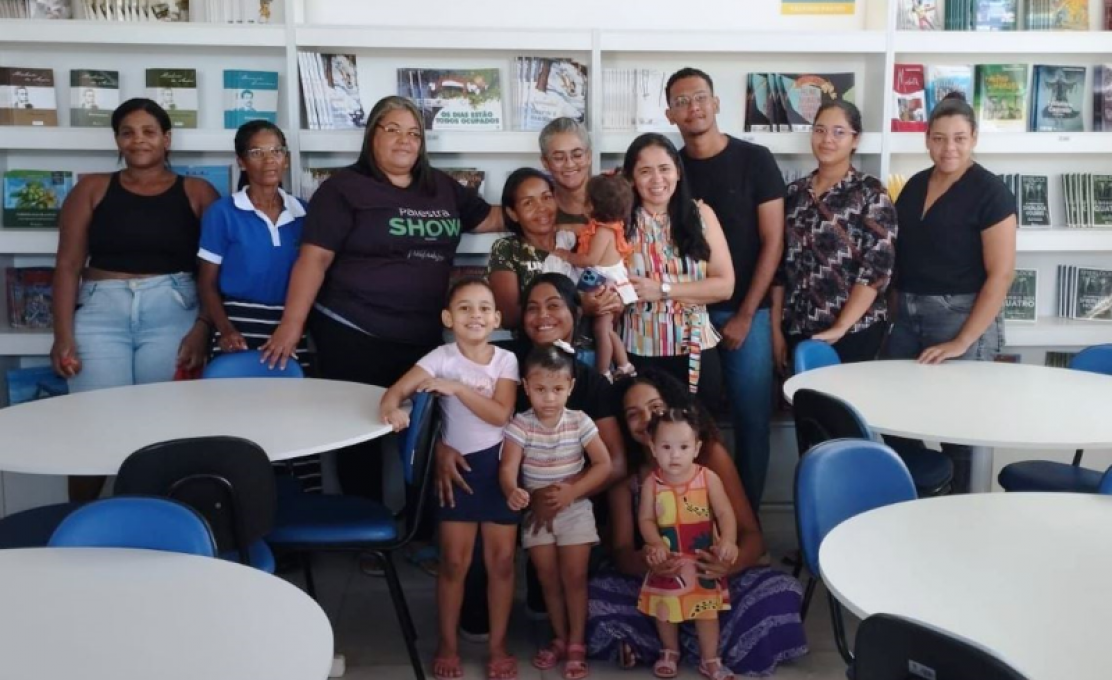 Programa Criança feliz promove ação em alusão ao Dia Mundial do Livro na Biblioteca de Luzi...