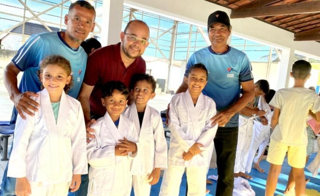 Alunos do Projeto de Judô de Luziápolis recebem novos Kimonos para suas atividades